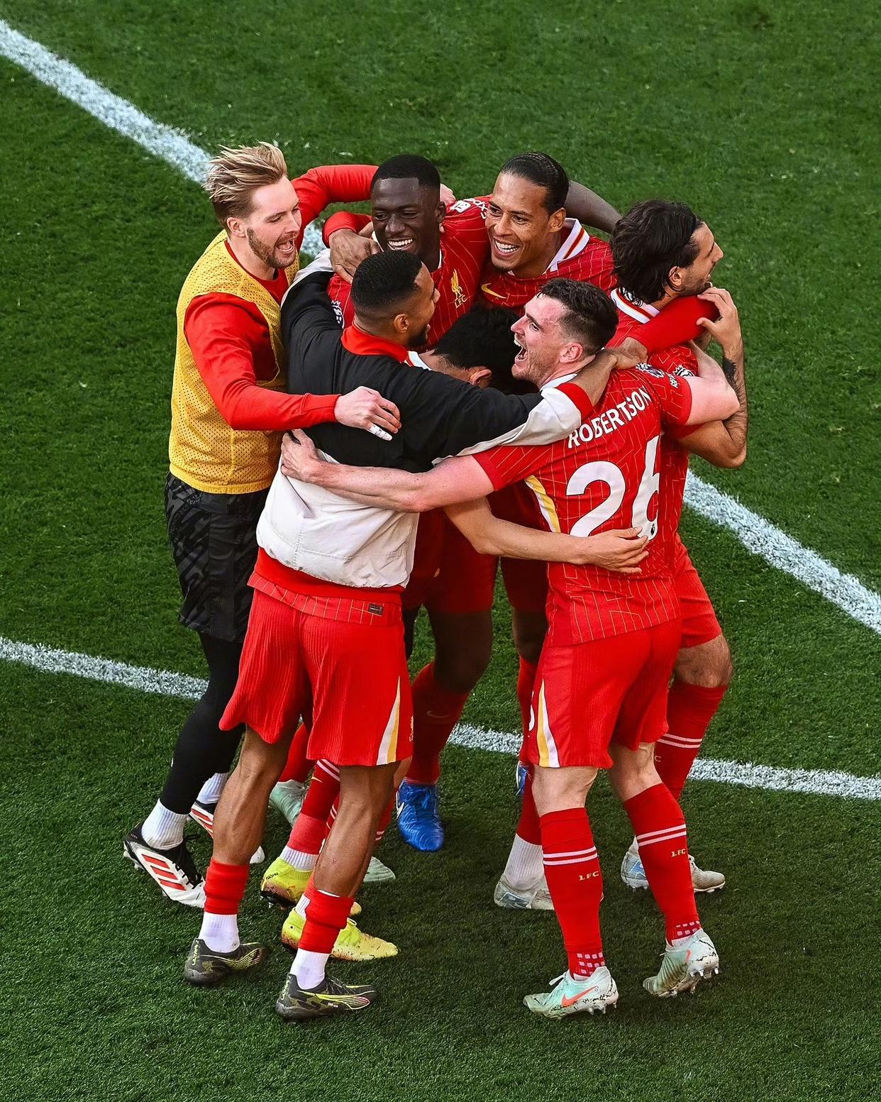 两位球员联手创造历史记录，在比赛中受到瞩目